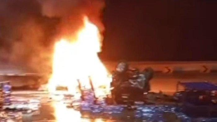 KEBAKARAN GT CIAWI - Kebakaran beruntung di Gerbang Tol Ciawi, Selasa (4/2/2025). Terlihat sejumlah mobil terbakar.