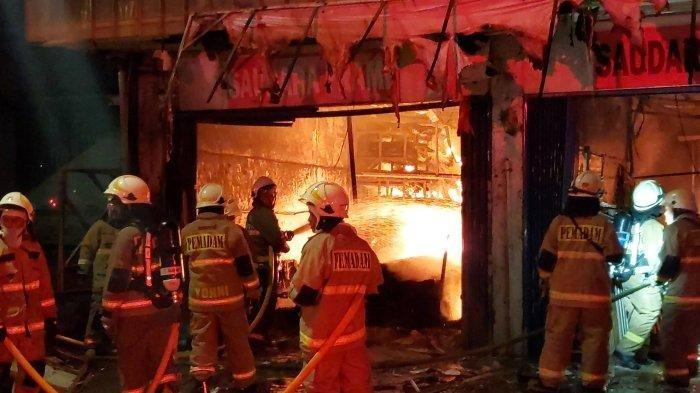 Tujuh orang yang sempat terjebak dalam kebakaran di toko bingkai di Jalan Mampang Prapatan Raya, Jakarta Selatan, Kamis (18/4/2024) malam ditemukan tewas. Ketujuh jenazah ditemukan tewas terbakar di lokasi puing kebakaran, pada Jumat (19/4/2024) pagi sekira pukul 07.30 WIB.