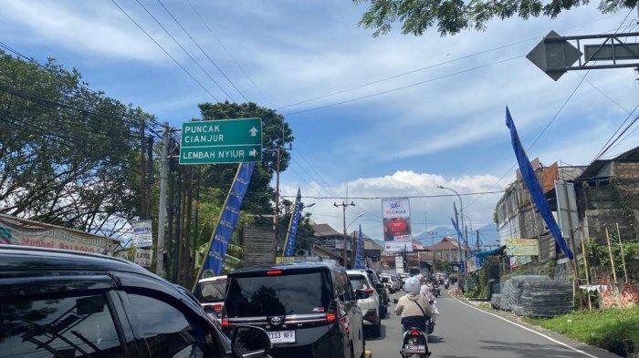 Kepadatan arus lalu lintas di Jalur Puncak tepatnya di dekat Kantor Kecamatan Cisarua, Kabupaten Bogor, Senin (8/4/2024). (Muamarrudin Irfani)