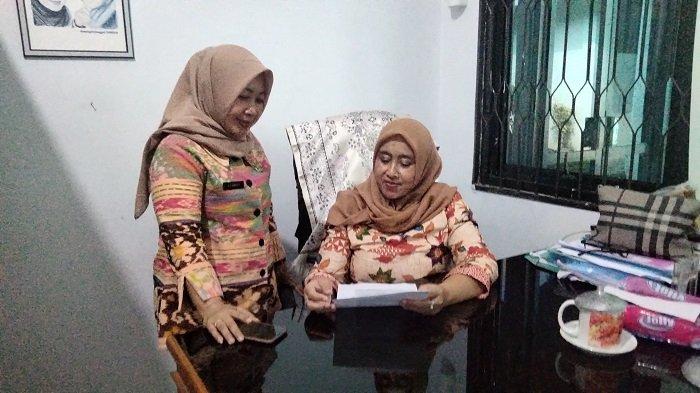 Kepala Bidang Rehabilitasi Sosial pada Dinas Sosial (Dinsos) Kabupaten Bogor, Elfi Nila Hartani (duduk) dan Sub Koordinator Anak dan Lansia pada Dinsos Kabupaten Bogor, Ety Haryati ungkap kondisi bayi terlantar di Tajurhalang, Kabupaten Bogor, Kamis (13/7/2023).