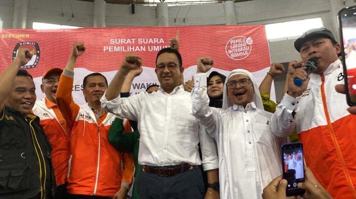 Ketua TKD AMIN Kabupaten Bogor, Dedi Aroza (kanan Anies) saat dampingi kampanye Anies Baswedan Kampanye di Kabupaten Bogor, Selasa (28/11/2023). (Muamarrudin Irfani)