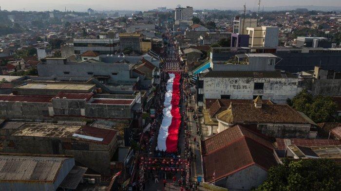 Kirab Merah Putih dengan membentangkan Bendera Merah Putih sepanjang 100 meter dilepas oleh Gubernur Jawa Barat, Ridwan Kamil bersama Wali Kota Bogor, Bima Arya dan Wakil Wali Kota Bogor beserta Forum komunikasi pimpinan daerah (Forkompinda) Kota Bogor, dari Balai Kota Bogor, Minggu (13/8/2023) pagi.