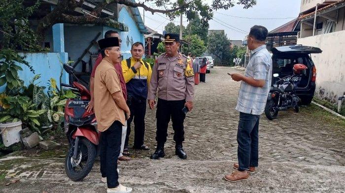 Kapolsek Sukaraja, Polres Bogor, Kompol Birman Simanullang saat mendatangi rumah korban kecelakaan Tol Cikampek di Bogor.