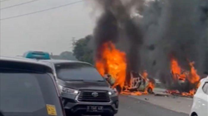 Kondisi mobil usai terbakar saat kecelakaan di Tol Jakarta-Cikampek, Senin (8/4/2024).
