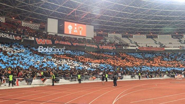 Suporter Persija Jakarta, The Jakmania, melakukan koreografi saat mendukung tim kebanggannya dalam laga pekan pertama Liga 1 2023 di Stadion Utama Gelora Bung Karno, Senayan, Jakarta, Senin (3/7/2023) malam.