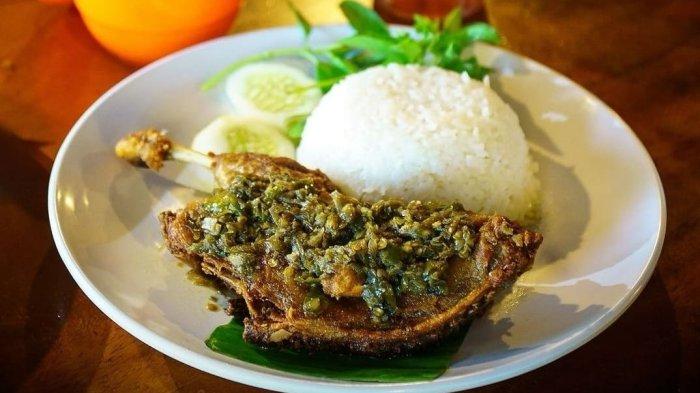 Kuliner Bogor Bebek Kaleyo, punya ukuran daging bebek yang besar dengan harga terjangkau wajib dicoba.