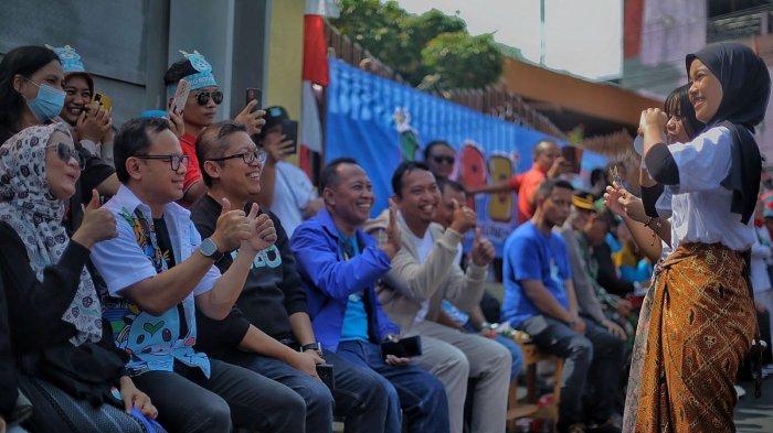 Bima Arya pada Local Pride Festival (LOPE) hadir di Jalan Layungsari II, Kelurahan Empang, Kecamatan Bogor Selatan, Sabtu (12/8/2023)