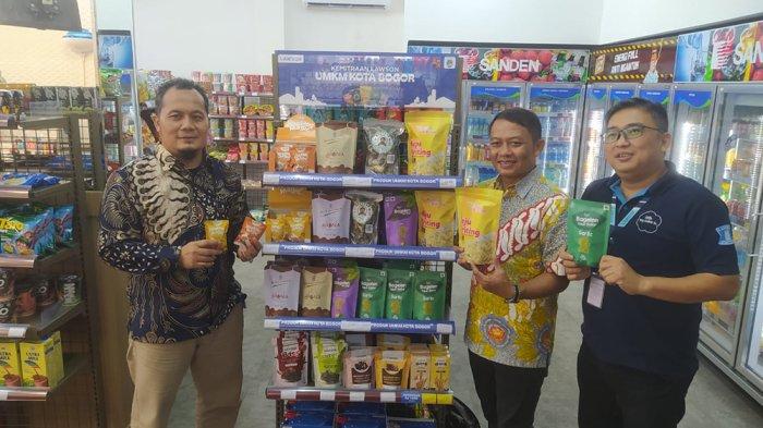 Kabid Perdagangan Dalam Negeri Dinas Koperasi, UKM, Perdagangan, dan Perindustrian Kota Bogor Dede Sholeh Kabid UMKM Ayip Syamsul Muarip, dan Deputy Branch Manager Fiky berfoto di samping produk-produk UMKM Kota Bogor yang dijual di Lawson, Jumat, 8 Desember 2023.
