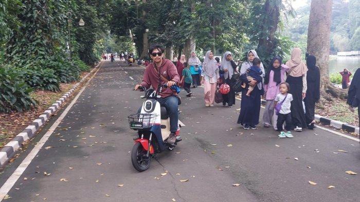 Keramaian Kebun Raya Bogor saat libur lebaran 2024 tepatnya H+2 Idul Fitri 1445 H, Jumat (12/4/2024). (Muamarrudin Irfani)