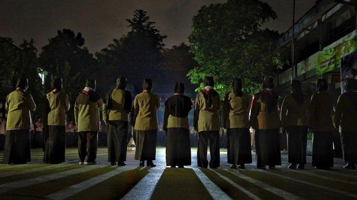 Kwartir Cabang (Kwarcab) Gerakan Pramuka Kota Bogor kembali menggelar apel Ulang Janji dan renungan malam untuk memperingati Hari Lahir Pramuka yang tahun ini berusia ke-62. Apel dilangsungkan di halaman SMP Negeri 5 Kota Bogor, Minggu (13/8/2023).