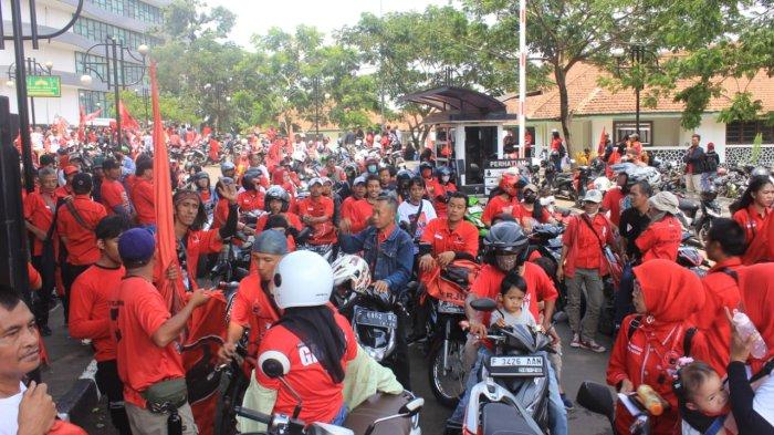 Massa pendukung Ganjar Mahfud MD saat hendak berangkat ke Stadion Pakansari, Cibinong, Kabupaten Bogor, Jumat (9/2/2024).