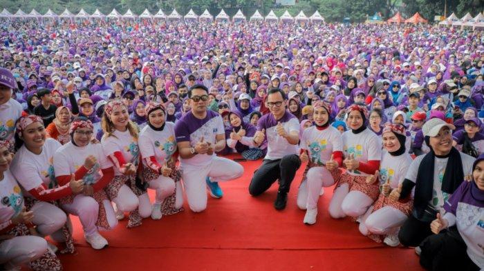 Gubernur Jawa Barat, Ridwan Kamil didampingi Wali Kota Bogor, Bima Arya bersama ribuan warga mengikuti senam Massal Soklin Softergent Double Perfume Festival di Lapangan Sempur, Kecamatan Bogor Tengah, Kota Bogor, Minggu (13/8/2023) pagi.