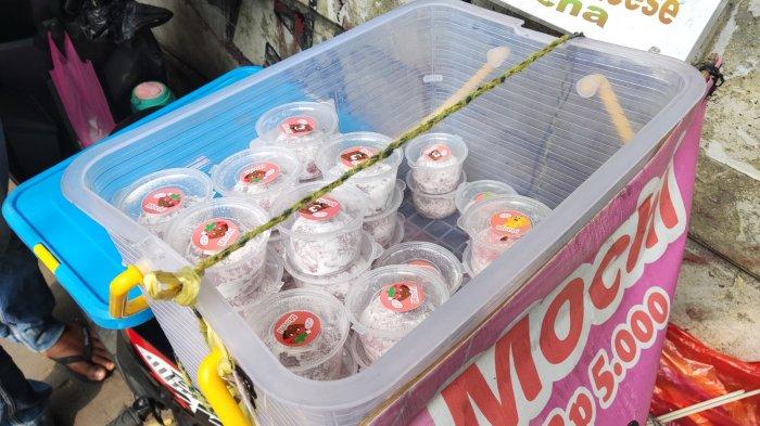 Mochi Podjok Azza, mochi favorit mahasiswa Universitas Pakuan karena harganya murah meriah tapi rasanya nikmat.