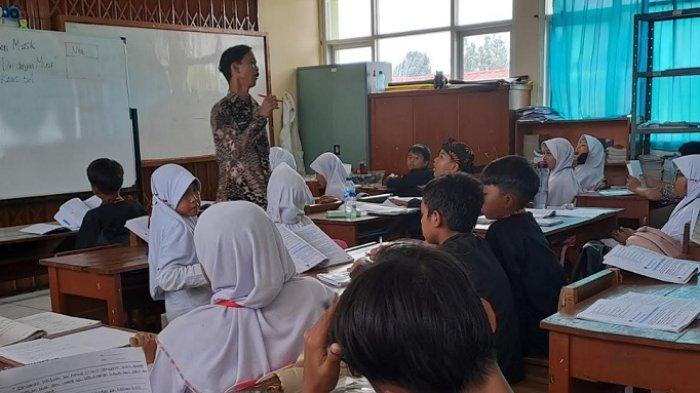 Mohamad Reza Ernanda saat Kegiatan Belajar Mengajar di Kelas SD Negeri Cibeureum 1, Kamis (14/9/2023).