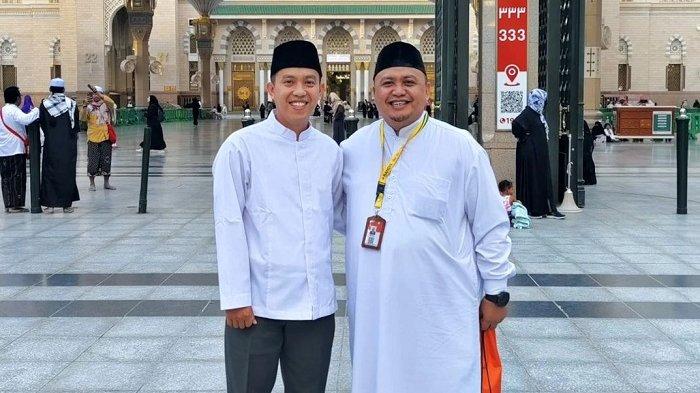 Momen Atang dan Sendi bertemu saat umroh.