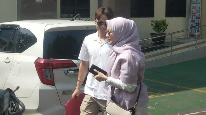 Momen sebelum persidangan pertama antara Okie Agustina dan Gunawan Dwi Cahyo di Pengadilan Agama Bogor, Senin (20/11/2023).