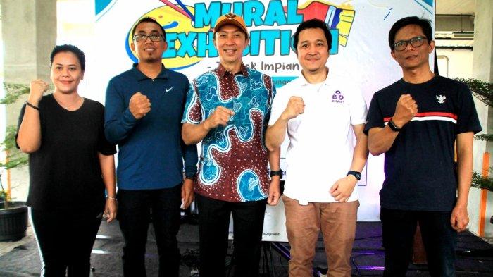 Wakil Wali Kota Bogor, Dedie A Rachim berfoto bersama GM Content Tribunnews, Yulis Sulistyawan dalam acara Mural Exhibition bertemakan Bogor dan Lingkungan yang digelar Tribunnews Bogor di halaman parkir, Sabtu (9/12/2023).