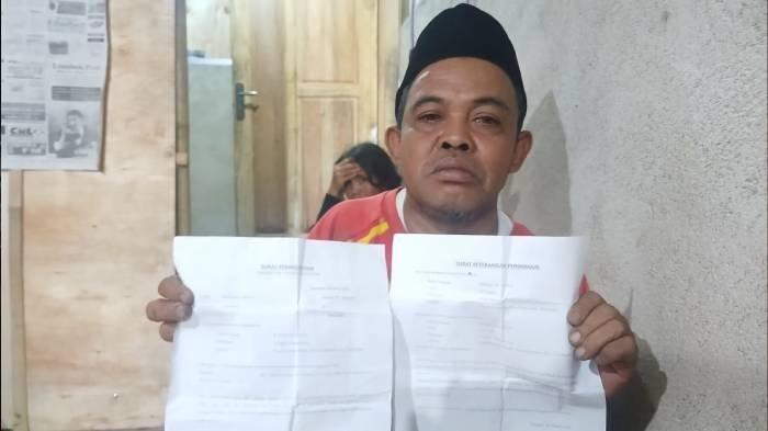 SURAT DAMAI - Dalam foto: Nasruddin, ayah Rizkil Watoni menunjukkan surat perjanjian damai dalam kasus dugaan pencurian HP usai mediasi di Polsek Kayangan, Senin (18/3/2025). Namun, Rizkil Watoni memilih mengakhiri hidup karena diduga mendapat tekanan dari oknum kepolisian.