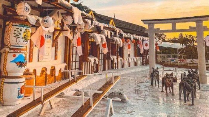 Masuk tempat wisata ini, kamu bakal seolah lupa sedang berada di Bogor. Sebab suasana hingga dekorasi yang disuguhkan seolah mengajak pengunjung berada di negara orang.
