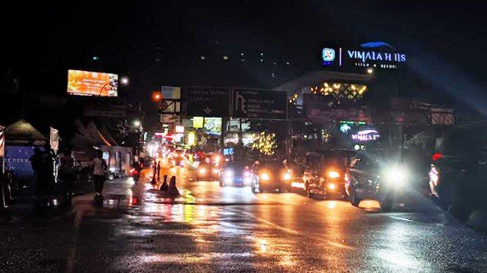 One Way Arah Jakarta di Jalan Raya Puncak Bogor, Minggu (14/4/2024).