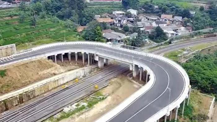 Overpass Maseng di Jalan Kolonel Bustomi, Kecamatan Caringin, Kabupaten Bogor, Jumat (29/3/2024).