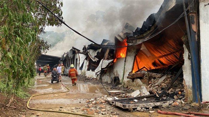 KEBAKARAN PABRIK DI BOGOR - Pabrik di Situbereum, Kelurahan Bojong Kerta, Kecamatan Bogor Selaran, Kota Bogor, terbakar, Minggu (13/4/2025) sore