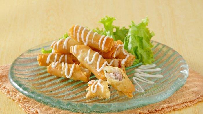PANGSIT AYAM GORENG - Dalam foto: Pangsit ayam goreng, salah satu menu camilan yang cocok buat takjil buka puasa.