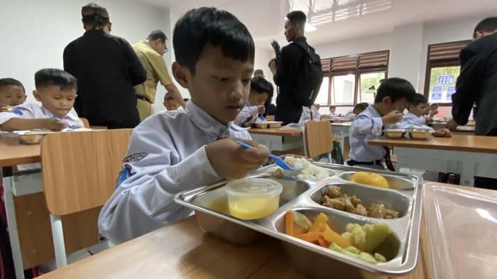 KERACUNAN PROGRAM MBG - Dalam foto: Para pelajar SDN Cimahpar 3 Kota Bogor mulai menerima program makan bergizi gratis (MBG), Senin (13/1/2025).