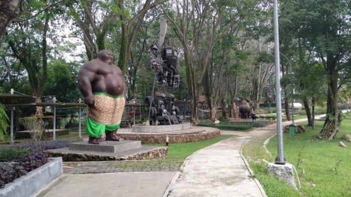 Di tempat wisata Eco Art Park Sentul Bogor ini, anak-anak dapat melihat patung-patung yang dibuat para seniman terkenal.
