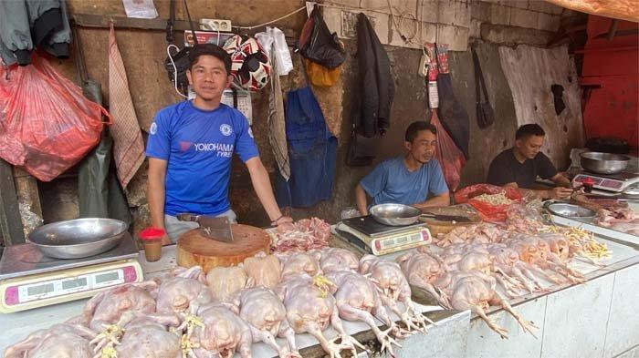 Pedagang ayam potong di Pasar Cisarua, Kecamatan Cisarua, Kabupaten Bogor, Selasa (25/2/2025).