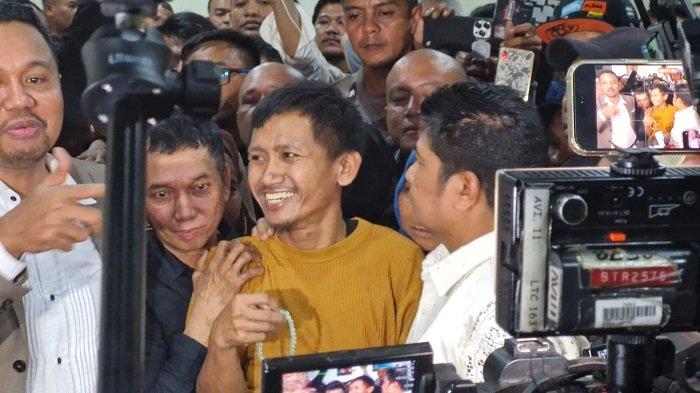Pegi Setiawan tersenyum usai tak lagi menyandang status tersangka dalam kasus pembunuhan Vina Cirebon, Senin (8/7/2024).