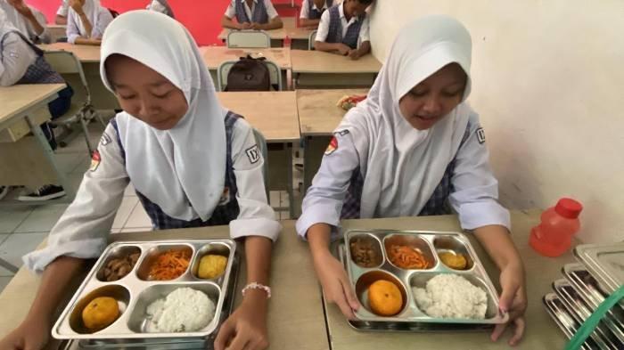 Pelaksanaan makan bergizi gratis di SMPN 02 Babakanmadang yang beralamat di wilayah Desa Bojongkoneng, Kecamatan Babakanmadang, Kabupaten Bogor, Senin (6/1/2025).
