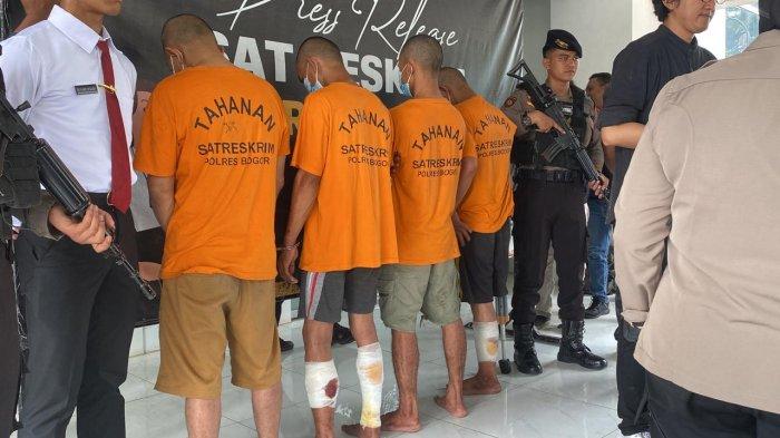 Pelaku perampokan di Kampung Cimayangsari, Desa Cimayang, Kecamatan Pamijahan, Kabupaten Bogor berhasil diringkus polisi, Senin (23/9/2024). (Muamarrudin Irfani)