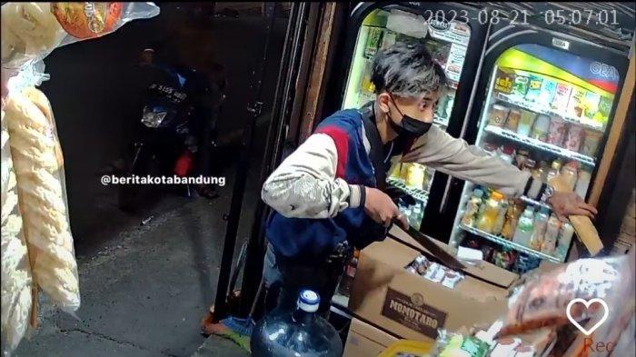 Preman di Bandung, Jawa Barat melakukan pemalakan di warung sembako.