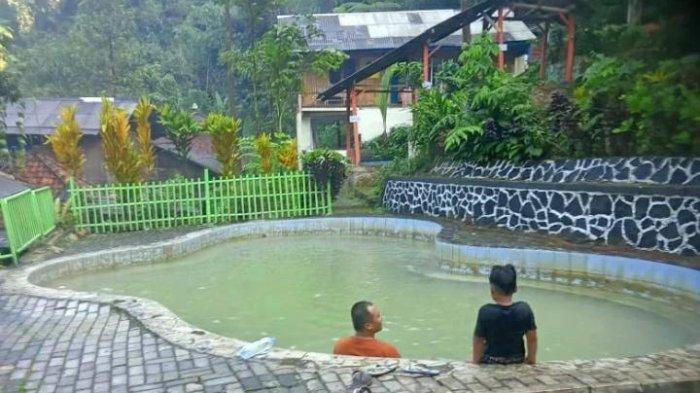 Di tempat wisata Pemandian Air Panas Ciparay Bogor ini kamu bisa berendam sekaligus melihat pemandangan hutan dan perbukitan.
