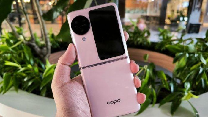 Penampakan punggung Oppo Find N3 Flip warna Misty Pink dalam keadaan terbuka.