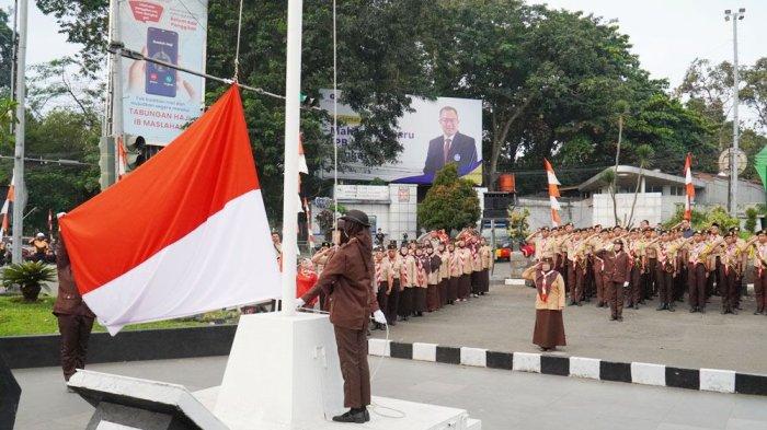 Kwartir Cabang (Kwarcab) Gerakan Pramuka Kota Bogor mendapat kepercayaan menjadi petugas dan peserta kegiatan bendera merah putih dalam rangkaian Festival Merah Putih (FMP) Tahun 2023 di Tugu Kujang, Kota Bogor, Senin (14/8/2023) sore.