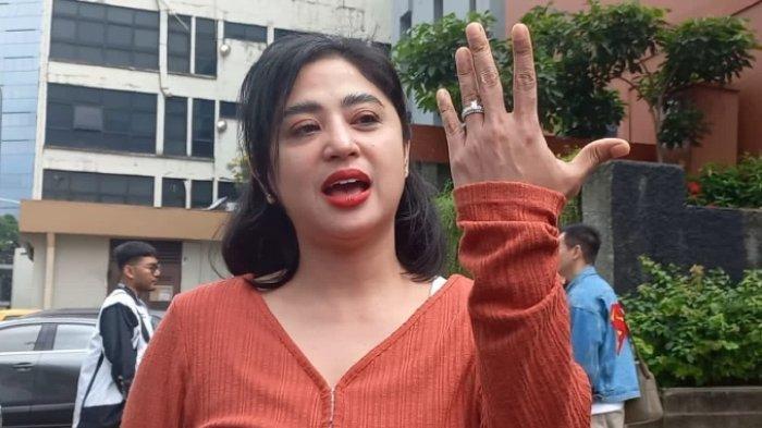 Penyanyi dangdut Dewi Perssik