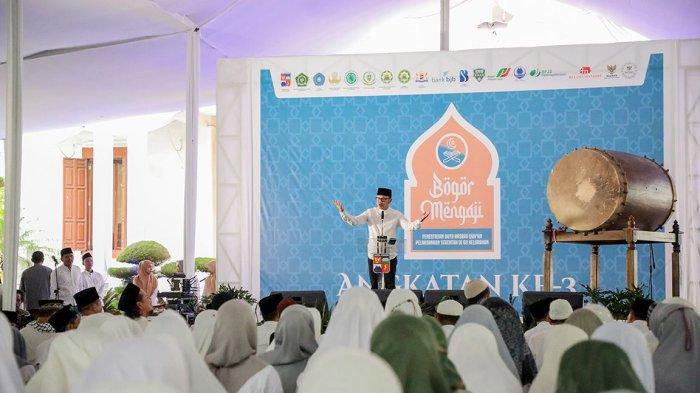 Wali Kota Bogor, Bima Arya didampingi Wakilnya, Dedie Rachim dan Ketua TP PKK Kota Bogor Yane Ardian serta jajaran Pemerintah Kota (Pemkot) Bogor memperingati Nuzulul Quran 1444 H / 2023 M bersama 1.980 peserta Bogor Mengaji Angkatan III di Plaza Balai Kota Bogor, Jumat (7/4/2023).