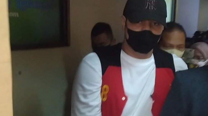 Pesinetron Ammar Zoni kembali menjalani sidang kasus penyalahgunaan narkoba di Pengadilan Negeri Jakarta Selatan, Kamis (24/8/2023).