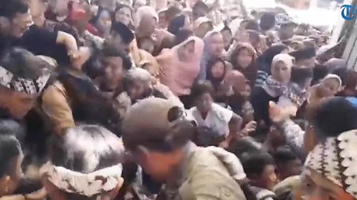 INSIDEN PESTA MAKAN - Pesta rakyat makan gratis di Alun-alun Kabupaten Garut memakan korban jiwa, Jumat (18/7/2025).