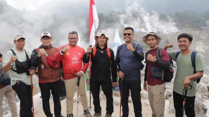 Pj Bupati Bogor, Asmawa Tosepu (baju hitam) bersama jajaran Pemkab Bogor kibarkan bendera merah putih di Kawah Ratu Gunung Salak