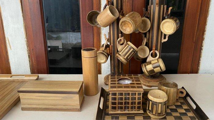 UMKM BOGOR - Produk-produk yang tersedia di Imah Kreasi Awi Bogor Kang Erwin juga banyak mulai dari gelas, mug, cangkir, piring, tempat tisu, nampan, tempat korek, tempat rokok, tumbler, dan berbagai hiasan rumah lainnya.