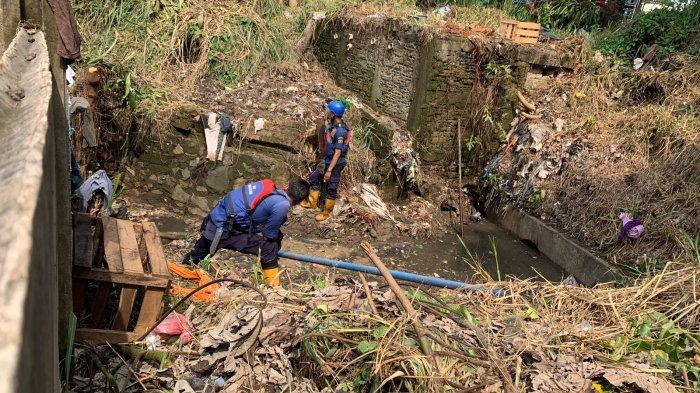 Proses pencarian seorang petugas jasa marga yang hilang terseret arus gorong-gorong sampah, Senin (13/11/2023).