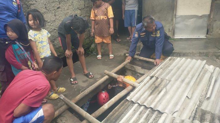 Proses upaya pencarian Rizal yang hanyut di gorong- gorong Sindangsari Bogor, Senin (13/11/2023).