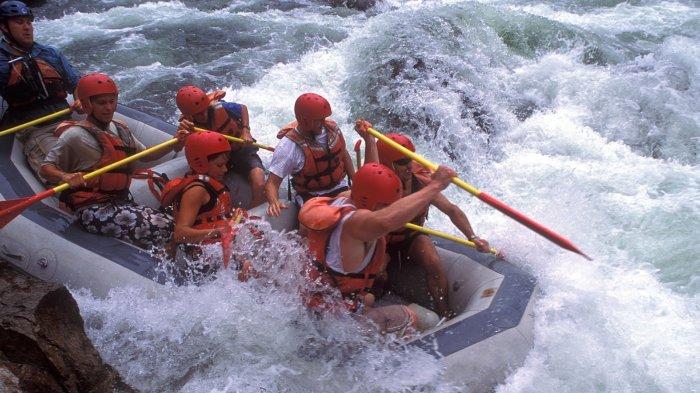 Rafting yang penuh tantangan, namun sangat mengasyikkan.