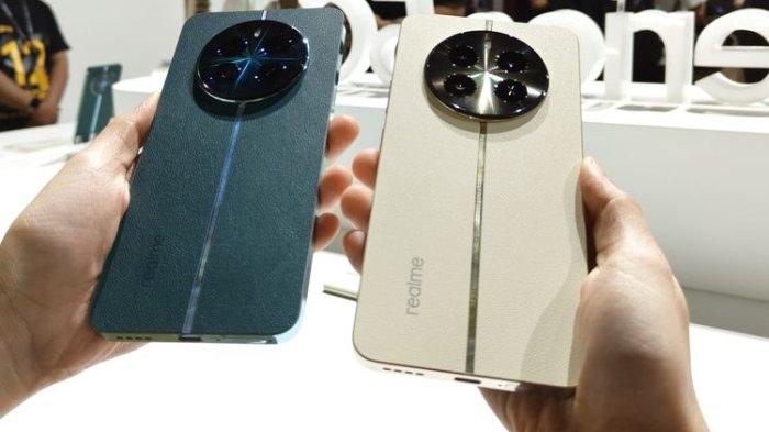 Realme 12 Plus 5G tersedia dalam dua varian warna, yakni Pioneer Green (kiri) dan Navigator Beige (kanan)