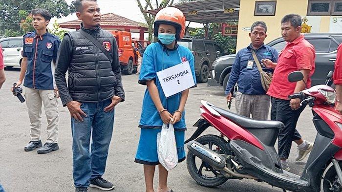Rekonstruksi pembuhunan Indriana Dewi Eka Saputri di Polsek Babakanmadang, Kabupaten Bogor, Kamis (7/3/2024).