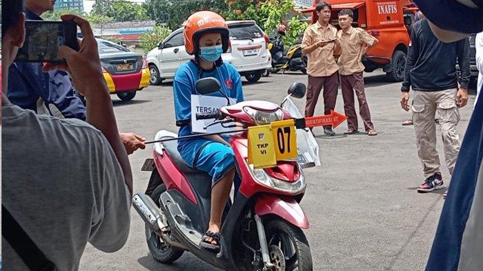 Rekonstruksi pembuhunan Indriana Dewi Eka Saputri di Polsek Babakanmadang, Kabupaten Bogor, Kamis (7/3/2024).