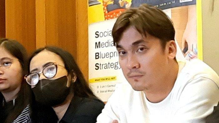 Orang tua pemain sinetron dan film televisi (FTV) Rendy Kjaernett kecewa saat mendengar dugaan perselingkuhan Syahnaz Sadiqah adik Raffi Ahmad. Pemain sinetron dan FTV Rendy Kjaernett menyampaikan permintaan maafnya setelah dituding selingkuh dengan Syahnaz Sadiqah adik Raffi Ahmad di kawasan Cideng, Gambir, Jakarta Pusat, Sabtu (1/7/2023).